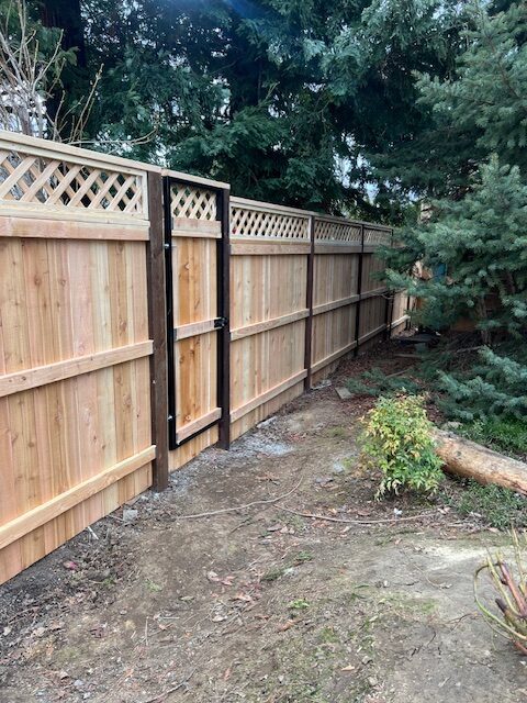 Wood fence with detailed lattice on top foot